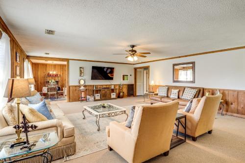 . 6 Mi to Scottsboro Pet-Friendly Cabin Apt