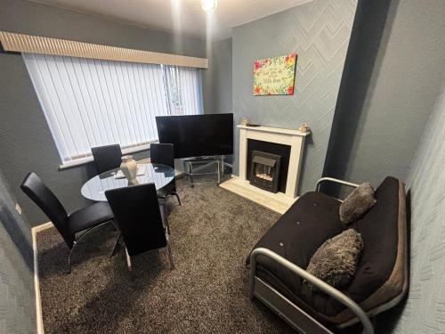 HouseSleeps9-Fireplace-Garden-Bbq-Tv, Manchester (photo 6)