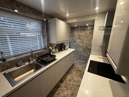 HouseSleeps9-Fireplace-Garden-Bbq-Tv, Manchester (photo 7)
