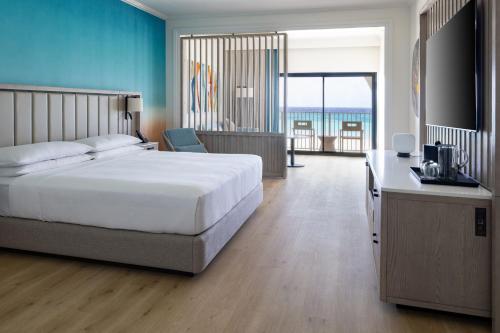 Suite, junior, ocean front, balcony