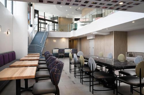 레스토랑, 햄튼 인 바이 힐튼 롱 아일랜드 시티 뉴욕 (Hampton Inn by Hilton Long Island City New York) in 롱아일랜드 시티