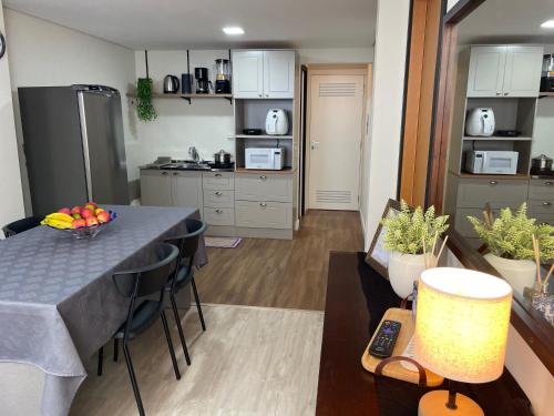 Apto novo, 2 quartos a 5min da Vila Germânica, com ar e garagem (Apto novo, 2 quartos a 5min da Vila Germanica, com ar e garagem) in เฟลยา