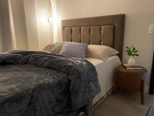 Apto novo, 2 quartos a 5min da Vila Germânica, com ar e garagem (Apto novo, 2 quartos a 5min da Vila Germanica, com ar e garagem) in เฟลยา