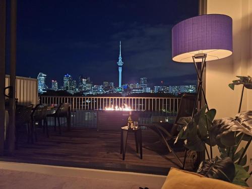 Stylish and central home with stunning views, Окленд