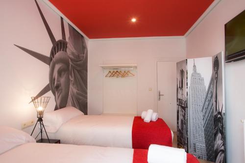 Twin Room image 6