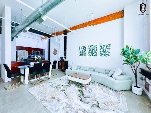 The Stallion #108 - Modern Spacious Loft in Downtown with free parking The Stallion #108 - Modern Spacious Loft in Downtown with free parking