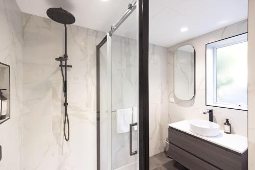 Modern Luxury & Sweeping Views in Sandy Bay