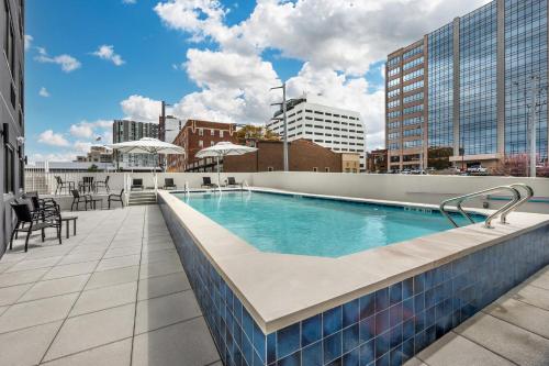 Swimming pool, Holiday Inn Express & Suites Nashville West End Univ Area By IHG in Nashville (TN)