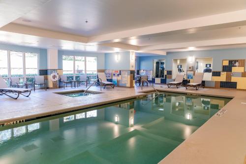 Úszómedence, Holiday Inn Express Hotel & Suites Raleigh Sw - At Nc State By IHG in Southwest Raleigh