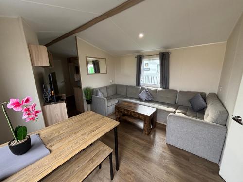 Sunnymede B6 with hot tub- Fantasy Island - pet friendly, WiFi, central heating - Meadow Lakes Caravan & Lodge Hire