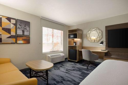 La Quinta by Wyndham Austin Southwest - main image