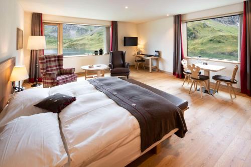 Lake View Room