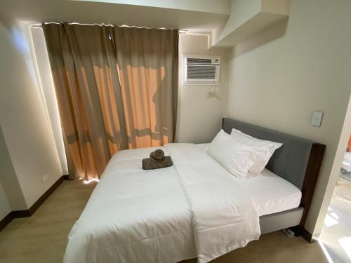 2mins to Okada near Airport & MOA with Balcony-8E, Manila