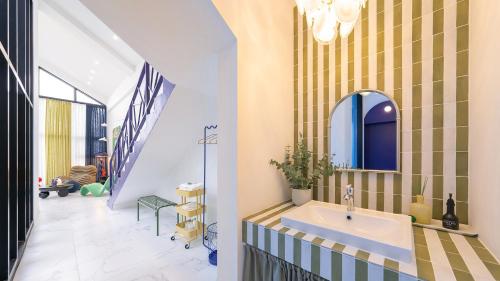 room detail thumbnail 2