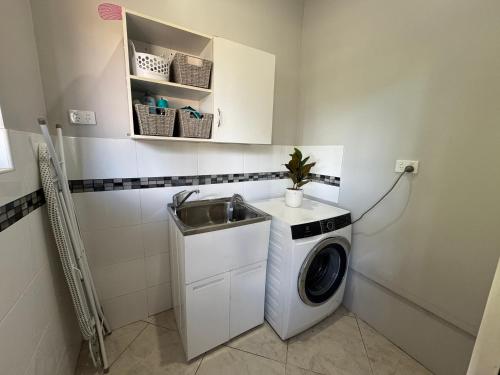 House on French, Spacious Family and Work Retreat in Merredin