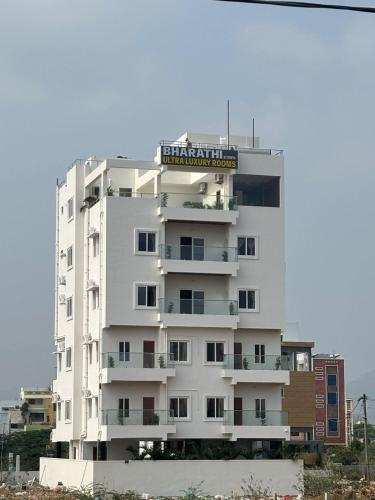 Brand New BHARATHI STAYS Ultra luxury room – khách sạn tại Padmavati Nagar