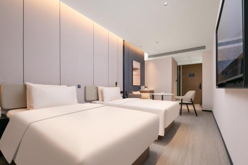 Executive Twin Room room in Atour Hotel Shanghai Jing'an Temple West Nanjing Road