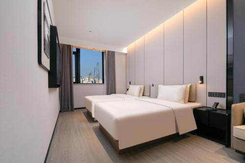 Executive Twin Room image 3