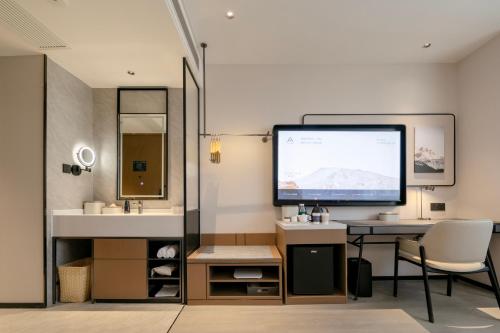Jimu Double Room with City View image 3