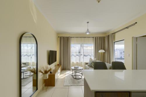 Chic & Cozy Apartment with Pool & Balcony - The Sandown