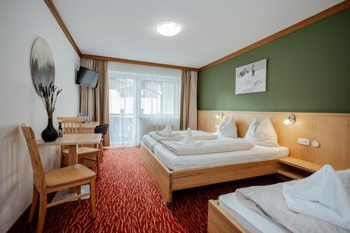 1 queen bed, 1 twin bed