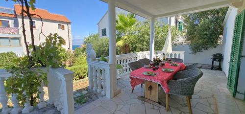 Family house, large terrace and garden, 200m to beach - Villa Paradiso – khách sạn tại Sutivan