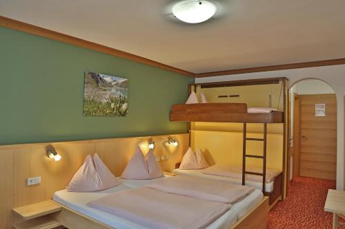 1 queen bed, 1 bunk bed