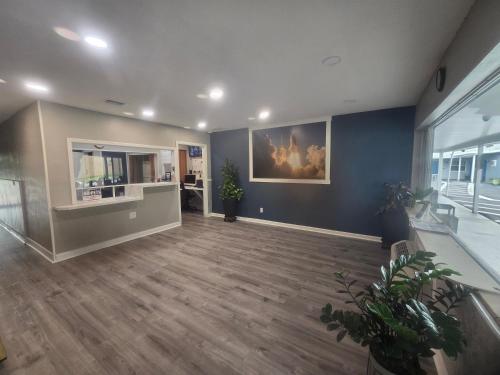 大堂, 日出酒店 - 由OYO管理Titusville FL (Sunrise Inn by OYO Titusville&nbsp;FL) in 泰特斯維爾
