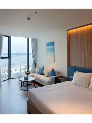 Deluxe Double Room with Sea View image 3