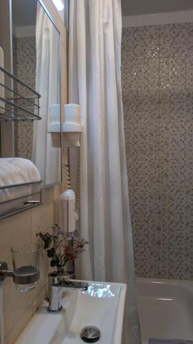 Double Room image 4