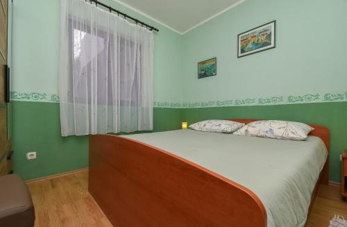 Apartment Toni - with pool and view - image 3