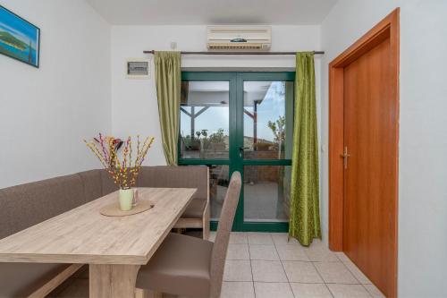 Apartment Toni - with pool and view - image 6