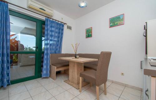 Apartment Toni - with pool and view - image 2