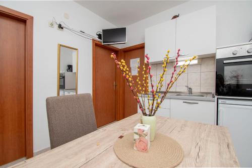 Apartment Toni - with pool and view - image 7