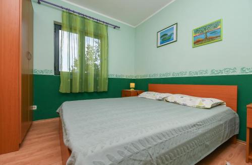 Apartment Toni - with pool and view - image 12