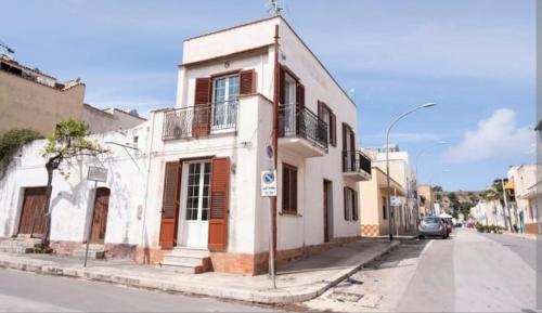 Two-Bedroom House image 4