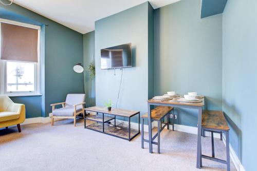 3 Mins Walk to the Beach Sleeps 8