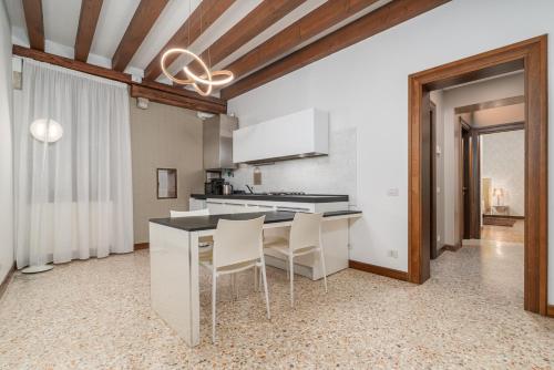 Hotel Palazzo Paruta near Grassi Palota