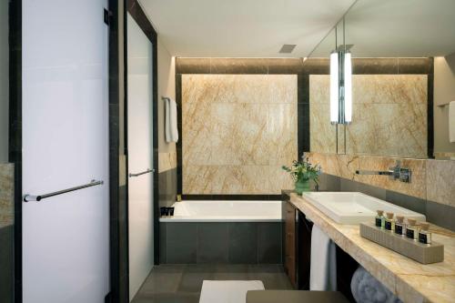 King Grand Vista Room with Sea View image 5