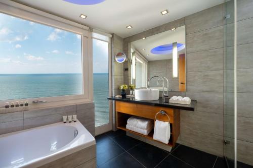 Corner Vista Suite with Sea View image 4