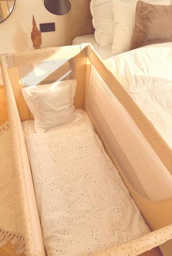 Luxury New Apartment with Balcony Steps from Wenceslas Square, Praga (foto 5)