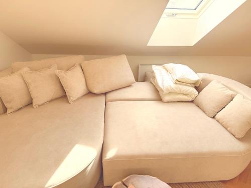 Luxury New Apartment with Balcony Steps from Wenceslas Square, Praga (foto 4)
