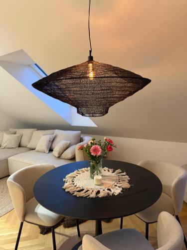 Luxury New Apartment with Balcony Steps from Wenceslas Square, Praga (foto 3)