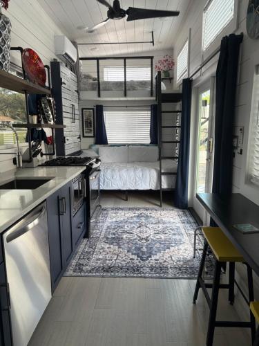 Lively Pet-Welcoming Tiny Haven in Bustling Clermont!