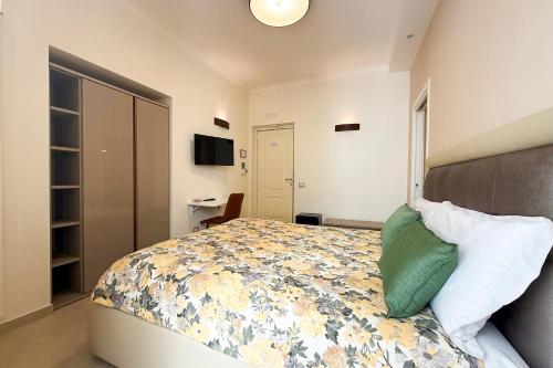 Standard Double Room image 3