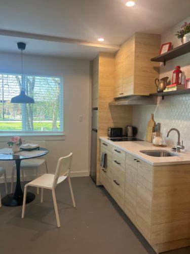 Window to Paris Studio on Lake Conroe in Montgomery, USA