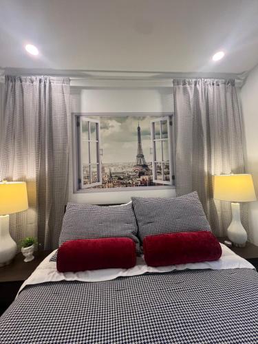 Window to Paris Studio on Lake Conroe in Montgomery, USA