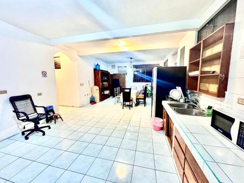 廚房, Hostel La Perla in 蓬塔雷納斯市中心