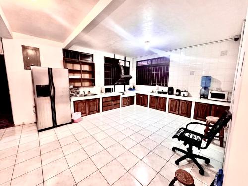 廚房, Hostel La Perla in 蓬塔雷納斯市中心