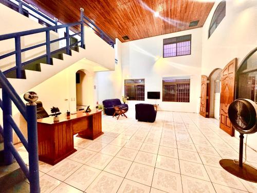 共用Lounge/電視區, Hostel La Perla in 蓬塔雷納斯市中心